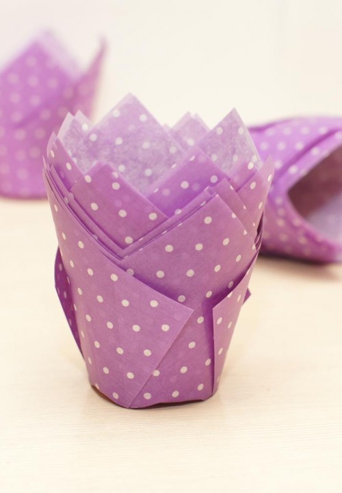 Капсулы в форме тюльпана, цвет - фиолетовый в белый горошек