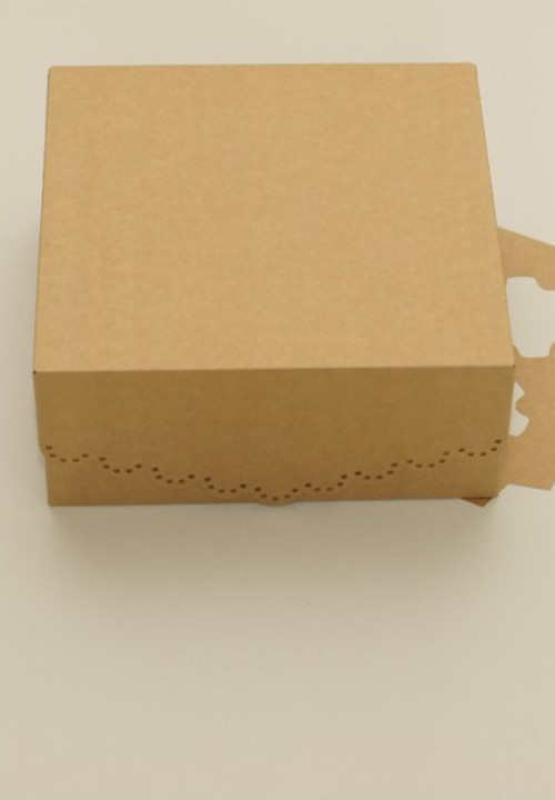 Коробка для 4 капкейков (VM) с кружевом и кружочками, цвет - бархатный крафт