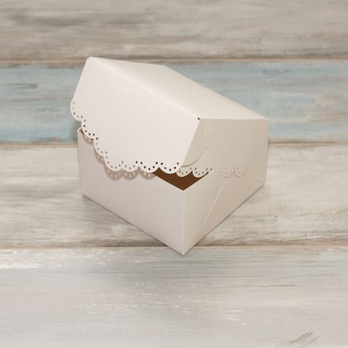 Коробка для 4 капкейков (VM) с кружевом и кружочками, цвет - белый