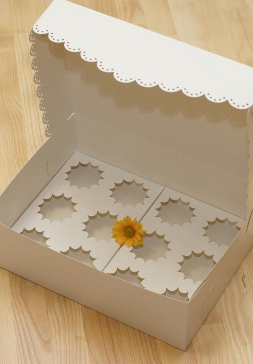 Коробка для 12 капкейков (VM) с кружевом и кружочками, цвет - белый