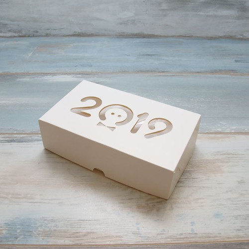 Коробка для макаронс и пирожных (VM) - 20 х 12 х 5,5 см (окно - Хрюн), цвет - белый